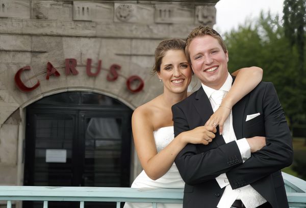 Hochzeitspaar vor der Eventlocation Caruso in M�lheim